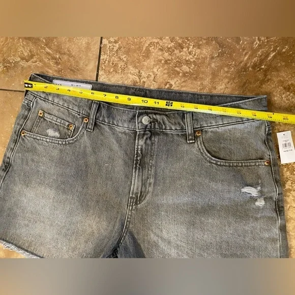 NWT Gap low stride zipper-Fly Destructed Denim light wash black Shorts  14/32 - Picture 7 of 9